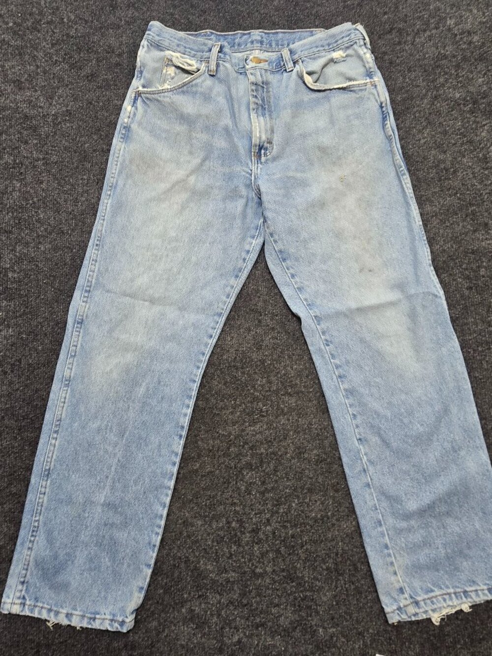 These men’s 100% cotton jeans in size 35x30 feature a naturally well‑worn, broke